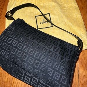 Fendi vintage bag.. I love it but I have many black bags… authentic 100% 🖤✨